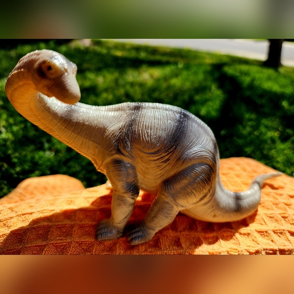 Apatosaurus Dinosaur, long plastic toy 7"L. Tan/Black - Picture 2 of 8